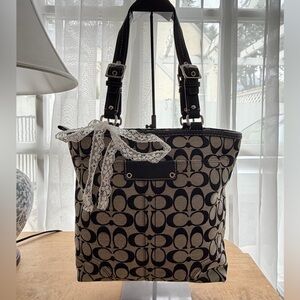 Medium sized Signature Coach Jaquard tote